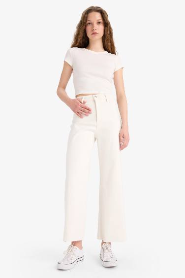 Джинсы с высокой талией и обрезанными концами в стиле кюлот