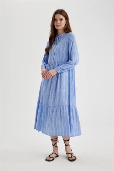 فستان كم طويل مطبوع بياقة عالية