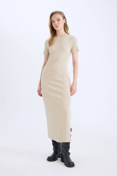 Облегающее платье макси в рубчик с круглым вырезом и коротким рукавом