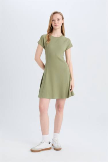 Мини-платье с коротким рукавом, с круглым вырезом и ребристой тканью