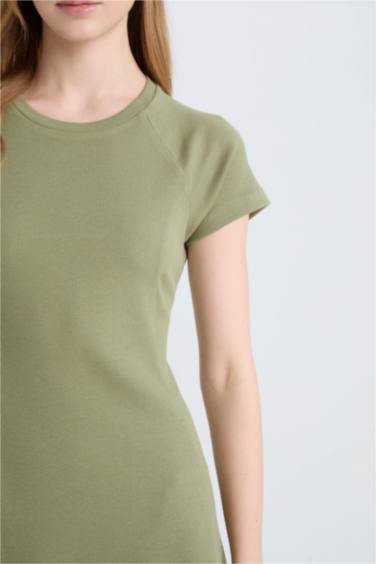 Мини-платье с коротким рукавом, с круглым вырезом и ребристой тканью