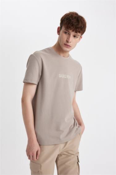 Футболка стандартного кроя с круглым вырезом и принтом