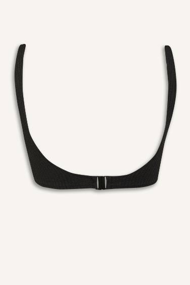 بكيني توب قصة عادية من Fall in Love