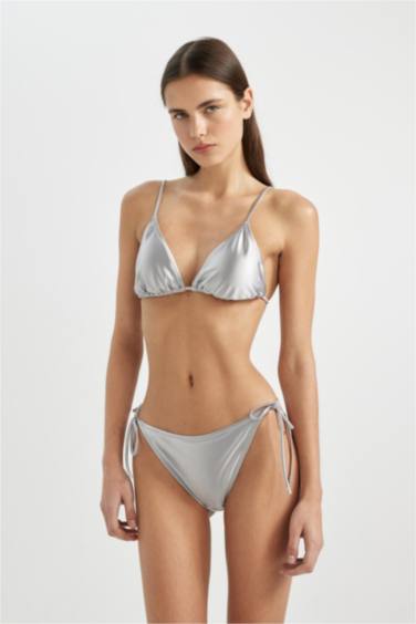 كلوت بكيني ستان قصة عادية من Fall in Love