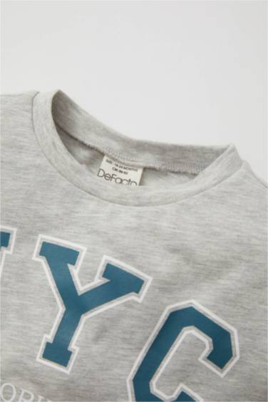 تيشيرت ولادي ص كم بطبعة شعار قصة عادية