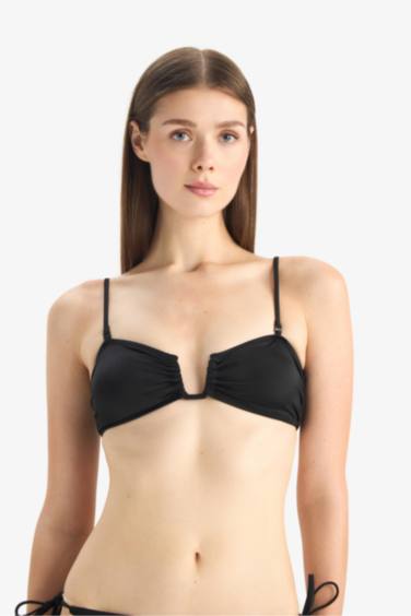 بكيني توب قصة عادية من Fall In Love