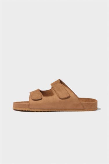 Мужские шлепанцы с плоской подошвой и двумя ремешками из искусственной кожи