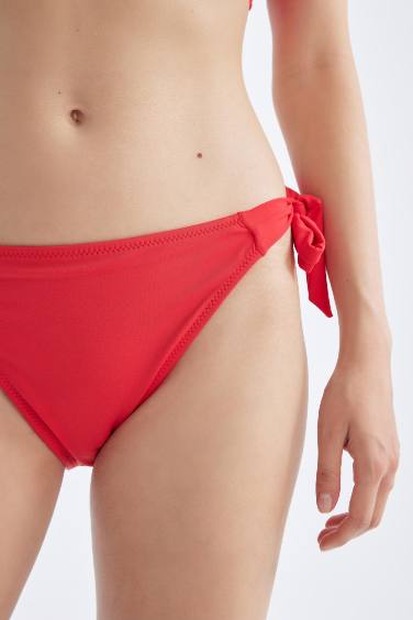 كلوت بكيني قصة عادية