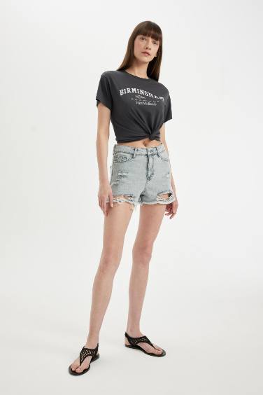 شورت جينز بحافة ممزقة وخصر عالي