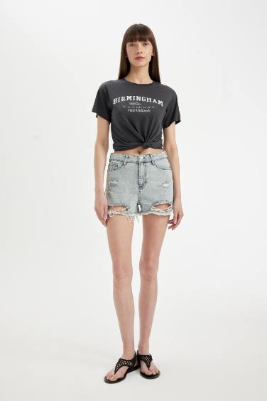 شورت جينز بحافة ممزقة وخصر عالي