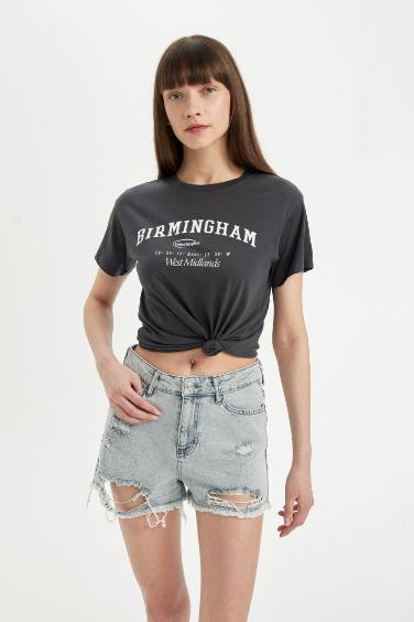 شورت جينز بحافة ممزقة وخصر عالي