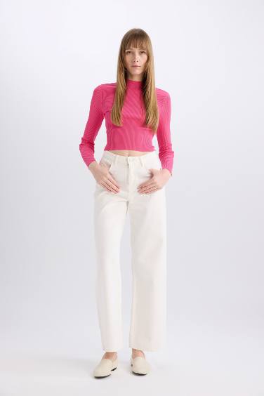 Приталенный свитер с воротником в рубчик