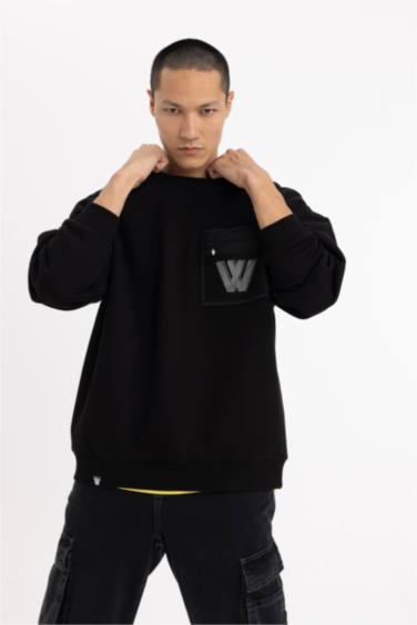 Oversize свитшот с круглым вырезом и принтом