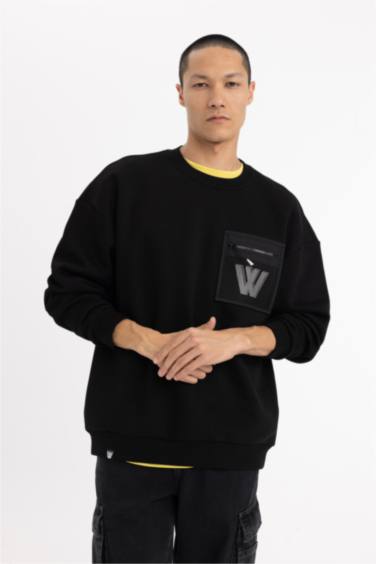 Oversize свитшот с круглым вырезом и принтом