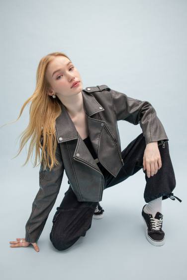 جاكيت جلد صناعي قصة عادية