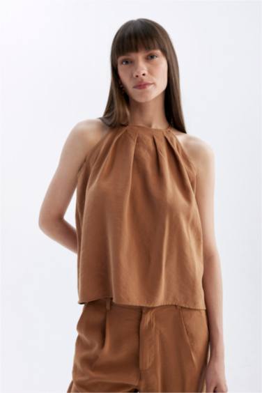 Regular Fit Round Collar Sleeveless Blouse