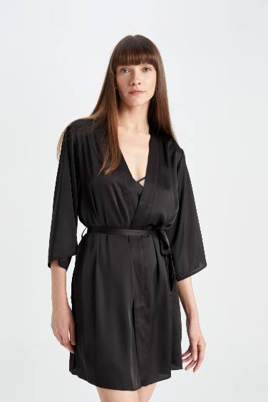 Peignoir en satin à col wrap demi-manches coupe régulière de Fall in Love