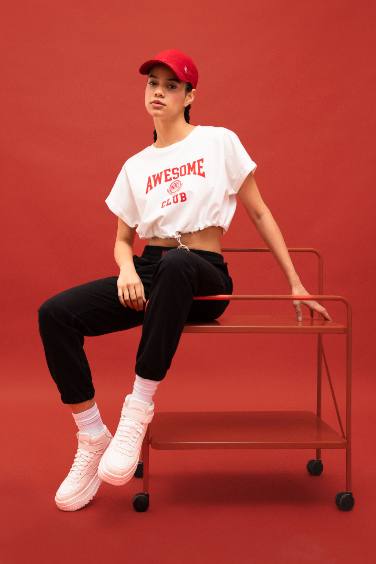 تيشيرت كروب نص كم بطبعة شعار من DeFactoFit