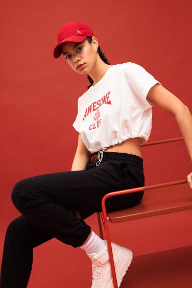 تيشيرت كروب نص كم بطبعة شعار من DeFactoFit