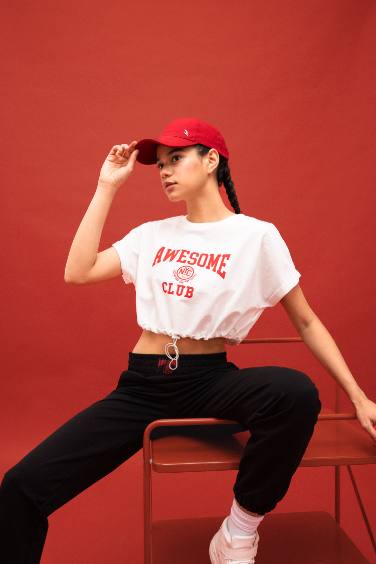 تيشيرت كروب نص كم بطبعة شعار من DeFactoFit