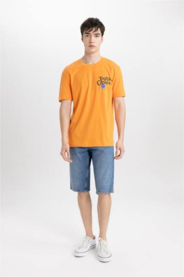 تيشيرت بطبعة من الخلف قصة عادية بياخة مستديرة