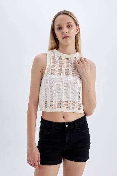 شورت جينز أسود بخصر عالي بحافة مطوية