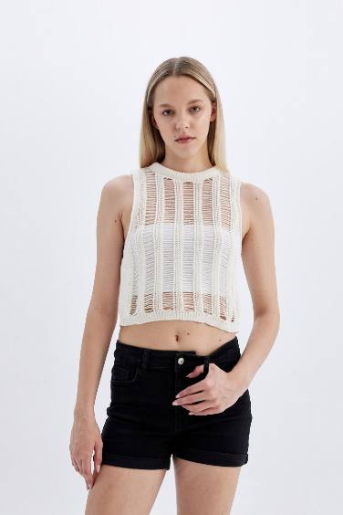 شورت جينز أسود بخصر عالي بحافة مطوية