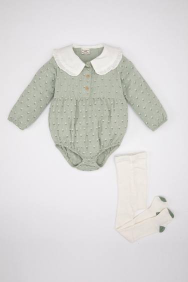 طقم بيبي بناتي حديثي الولادة جمبسوت فلورال وشرابات - قطعتين