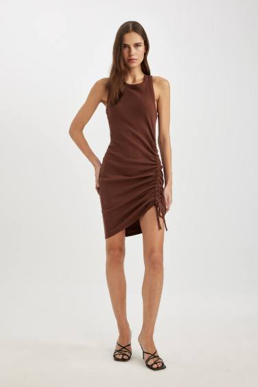 فستان قصير بدون ردن مضلع بوديكون بياخة مدورة