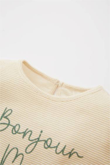 تيشيرت بناتي نص كم بطبعة شعار قصة عادية برقبة مستديرة