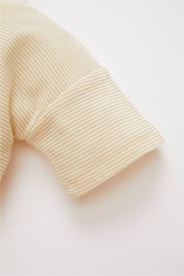 تيشيرت بناتي نص كم بطبعة شعار قصة عادية برقبة مستديرة