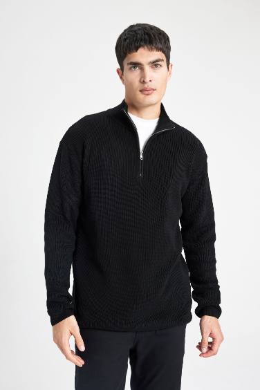 Man Black Standard Fit Zippered Pullover