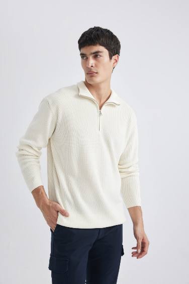 Man Standard Fit Zippered Basic Pullover