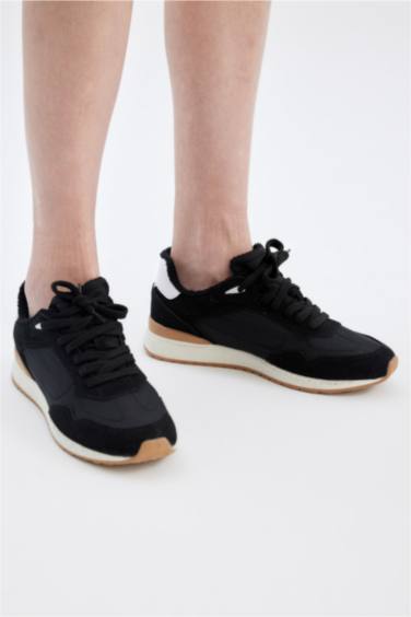 Woman Flat Sole Sneaker