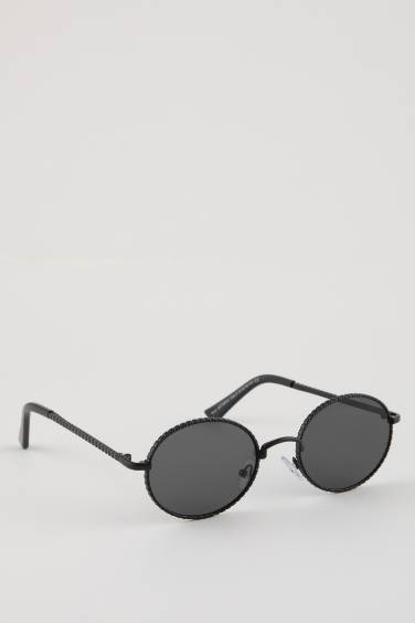 Woman Round Sunglasses