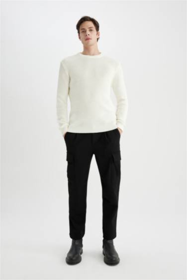 Свитер стандартного кроя с круглым вырезом