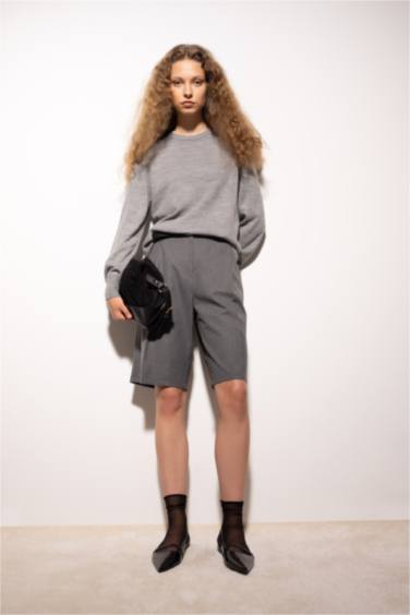 بلوفر تريكو قصة عادية برقبة مستديرة