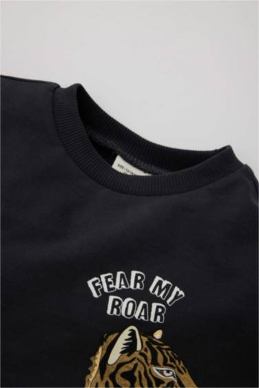 طقم ولادي بطبعة شعار قماش رقيق - قطعتين