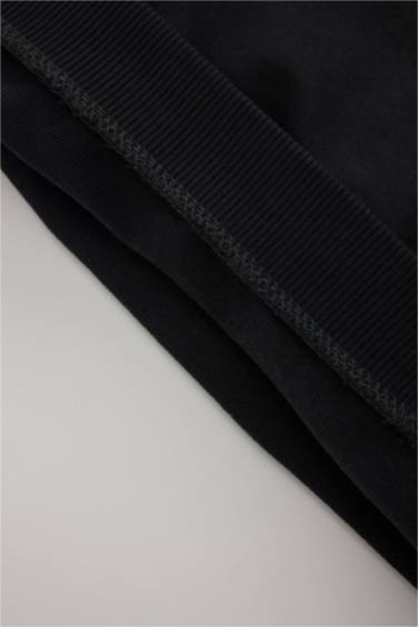 طقم ولادي بطبعة شعار قماش رقيق - قطعتين