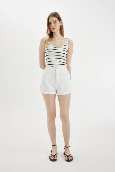 شورت أبيض موم فيت بخصر عالي بحافة مطوية