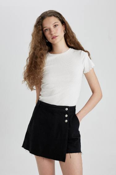 شورت أسود بخصر عالي