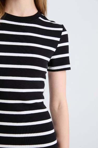 Мини-платье с коротким рукавом, облегающее, полосатое, с круглым вырезом и из ребристой ткани