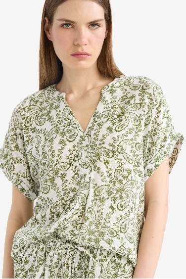 بلوزة نص كم مطبوعة قصة عادية برقبة مستديرة