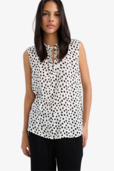 بلوزة بدون أكمام مطبوعة قصة عادية برقبة قميص