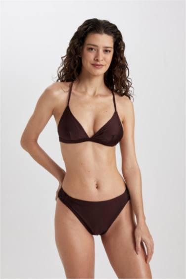 بكيني توب قصة عادية من Fall in Love