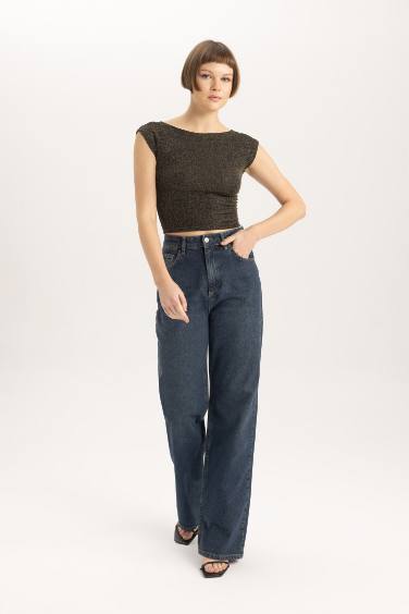 تيشيرت نص كم سليم فيت برقبة مستديرة بتفاصيل ذهبية