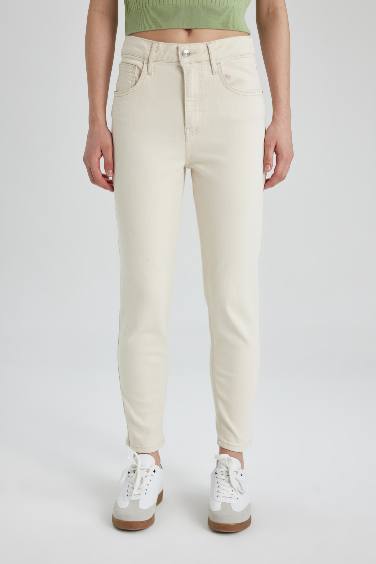 Pantalon Jean Blanc Coupe Mom Taille Haute à jambes Légèrement Étroites