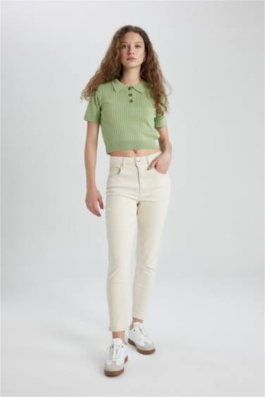 بنطلون جينز ابيض موم فيت بخصر عالي ورجل ضيق