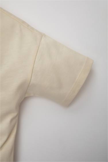 تيشيرت ولادي ص كم بطبعة شعار قصة عادية