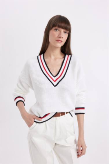 Relax Fit V Yaka Kolej Temalı Selanik Kumaş Triko Kazak